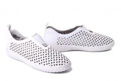 RIEKER N0965-80 white, półbuty damskie. Białe półbuty damskie Rieker, na lato, bez wzorów, z gumy, bez obcasa, bez zapięcia. Za 319.90 zł.