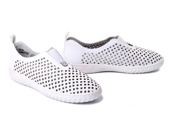RIEKER N0965-80 white, półbuty damskie. Białe półbuty damskie Rieker, na lato, bez wzorów, z gumy, bez obcasa, bez zapięcia. Za 319.90 zł.