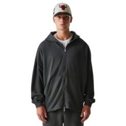 Bluza z kapturem Chicago Bulls z pełnym zamkiem Washed. Szare bluzy męskie New Era, bez wzorów, sportowe, bez ramiączek, z kapturem. W wyprzedaży za 296.00 zł.