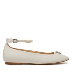 Baleriny Guess. Balerinki damskie Guess, z aplikacjami, bez obcasa, bez zapięcia. Za 299.99 zł.