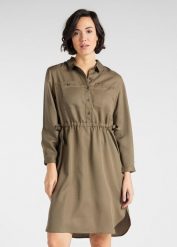 LEE 70s DRESS DAMSKA SUKIENKA KOSZULOWA OLIVE GREEN L50PJYNX 112111377. Zielone sukienki damskie Lee, l, bez wzorów, bez kołnierzyka, bez ramiączek, koszulowe. Za 179.99 zł.