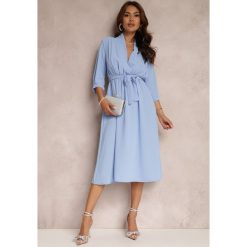 Jasnoniebieska Sukienka Canopis. Niebieskie sukienki damskie Renee, m, bez wzorów, z materiału, eleganckie, bez kołnierzyka, bez ramiączek, midi, kopertowe. Za 69.99 zł.