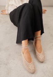 Ciemnobeżowe Boho Balerinki VICES z Szydełkową Cholewką i Wiązaniem Wokół Kostki Arriria. Brązowe balerinki damskie Renee, na lato, z aplikacjami, boho, bez obcasa, bez zapięcia. Za 99.99 zł.