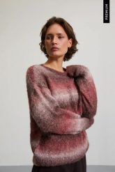 Sweter ombre burgundowy. Czerwone swetry nierozpinane damskie MOODO, l, bez wzorów, z elastanu, bez kołnierzyka, bez ramiączek. Za 159.99 zł.