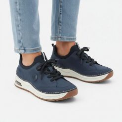 Półbuty damskie Rieker, cholewka ze skóry ekologicznej gładkiej klasyczne wsuwane lekka sportowa forma amortyzowana podeszwa, niebieskie, 44562-14. Niebieskie obuwie sportowe damskie Rieker, bez wzorów, ze skóry ekologicznej, bez zapięcia, trekkingowe. Za 369.00 zł.