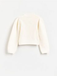 Sweter z bufiastymi rękawami - kremowy. Białe swetry nierozpinane damskie Reserved, l, bez wzorów, z dzianiny, bez kołnierzyka, bez ramiączek. Za 139.99 zł.