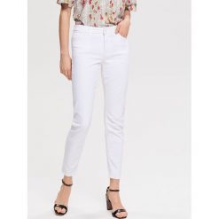 Jeansy slim - Biały. Jeansy damskie marki Reserved. Za 49.99 zł.
