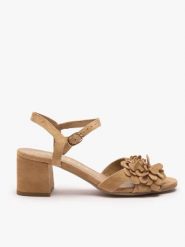 Beżowe sandały na obcasie z kwiatem. Brązowe sandały damskie Ryłko, bez wzorów, ze skóry, z okrągłym noskiem, bez obcasa, na obcasie, bez zapięcia. Za 449.99 zł.