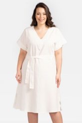 Lniana sukienka trapezowa z paskiem i rozporkami po bokach DYZMA ecru. Sukienki damskie KARKO, do pracy, na lato, l, bez wzorów, ze lnu, biznesowe, bez kołnierzyka, plus size, bez ramiączek, mini, kopertowe. Za 399.50 zł.