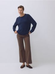 Sweter z domieszką kaszmiru - granatowy. Niebieskie swetry męskie Reserved, l, bez wzorów, z dzianiny, bez kołnierzyka, bez ramiączek. Za 179.99 zł.