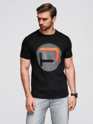 Męski t-shirt z dużym nadrukiem – czarny V2. Czarne t-shirty męskie Ombre Clothing, m, bez wzorów, z bawełny, bez kołnierzyka, bez ramiączek. W wyprzedaży za 39.99 zł.