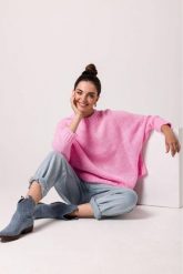 Luźny sweter damski z szerokimi rękawami róż. Czerwone swetry nierozpinane damskie BE Knit, uniwersalny, bez wzorów, z jeansu, biznesowe, bez kołnierzyka, bez ramiączek. Za 249.00 zł.