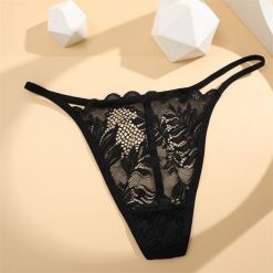 Stringi koronkowe z wycięciami na specjalne okazje Sangsuk. Czarne majtki damskie Intica, z koronki. Za 49.00 zł.