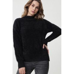 Czarny Sweter Wełniany Holding On. Czarne swetry nierozpinane damskie Born2be, l, bez wzorów, z wełny, bez kołnierzyka, bez ramiączek. Za 84.99 zł.
