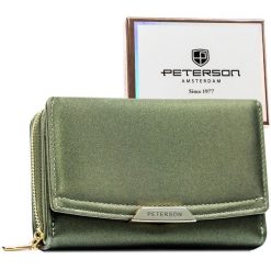 Portfel damski ze skóry ekologicznej w zielonym kolorze wyposażony w system RFID - Peterson. Zielone portfele damskie Peterson, ze skóry ekologicznej. Za 94.99 zł.