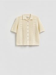 Ażurowy sweter polo - kremowy. Białe swetry nierozpinane damskie Reserved, l, w ażurowe wzory, z bawełny, bez kołnierzyka, bez ramiączek. Za 129.99 zł.