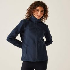 Damska kurtka softshell Ablaze z nadrukiem. Fioletowe kurtki sportowe damskie Regatta, na jesień, xs, bez wzorów, z softshellu, bez ramiączek, bez kaptura, trekkingowe. Za 199.99 zł.