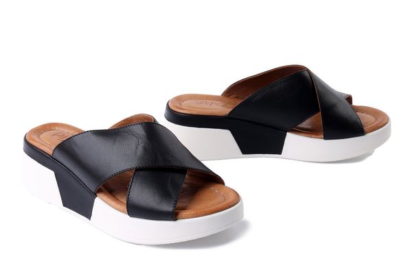 PIAZZA 900151-01 schwarz, klapki damskie. Czarne klapki damskie Piazza, na lato, bez wzorów, ze skóry, bez obcasa, na koturnie, bez zapięcia. Za 299.90 zł.