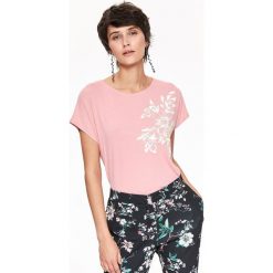 T-SHIRT BEZ RĘKAWÓW DAMSKI Z NADRUKIEM. Czerwone t-shirty damskie TOP SECRET, bez wzorów, z dzianiny, bez kołnierzyka, bez ramiączek. W wyprzedaży za 29.99 zł.