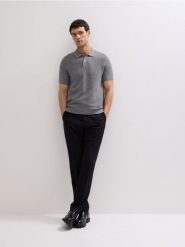 Strukturalny sweter polo - jasnoszary. Szare swetry męskie Reserved, l, bez wzorów, z dzianiny, bez kołnierzyka, bez ramiączek. W wyprzedaży za 59.99 zł.