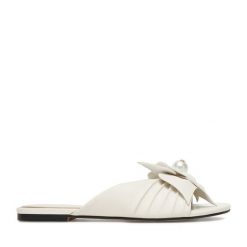 Klapki GINO ROSSI. Białe klapki damskie Gino Rossi, bez wzorów, bez obcasa, bez zapięcia. Za 349.99 zł.