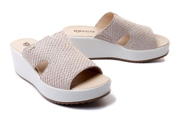 IGI&CO 16679 11 panna, klapki damskie. Brązowe klapki damskie IGI&CO, na lato, bez wzorów, ze skóry, bez obcasa, na koturnie, bez zapięcia. Za 167.94 zł.