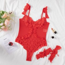 Komplet bielizny z haftem na specjalne okazje Yda. Czerwone body Intica, bez wzorów, z materiału. Za 139.00 zł.