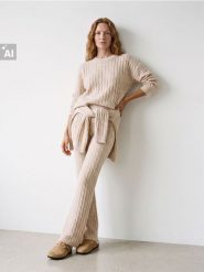 Sweter z ozdobym splotem - beżowy. Brązowe swetry nierozpinane damskie Sinsay, l, z aplikacjami, ze splotem, bez kołnierzyka, bez ramiączek. Za 59.99 zł.