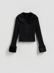 Sweter z kołnierzem - czarny. Czarne swetry nierozpinane damskie Reserved, l, bez wzorów, z bawełny, bez kołnierzyka, bez ramiączek. Za 139.99 zł.