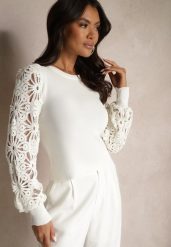 Biały Sweter z Wiskozą z Eleganckimi Rękawami w Ażurowy Wzór Nolvila. Białe swetry nierozpinane damskie Renee, w ażurowe wzory, z jeansu, casualowe, bez kołnierzyka, bez ramiączek. Za 59.99 zł.