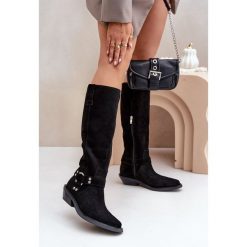 Zamszowe Kozaki Kowbojki Na Niskim Obcasie Z Ozdobą Zazoo 3656 Czarne. Czarne kozaki damskie z aplikacjami, z zamszu, bez obcasa, bez zapięcia. Za 711.36 zł.