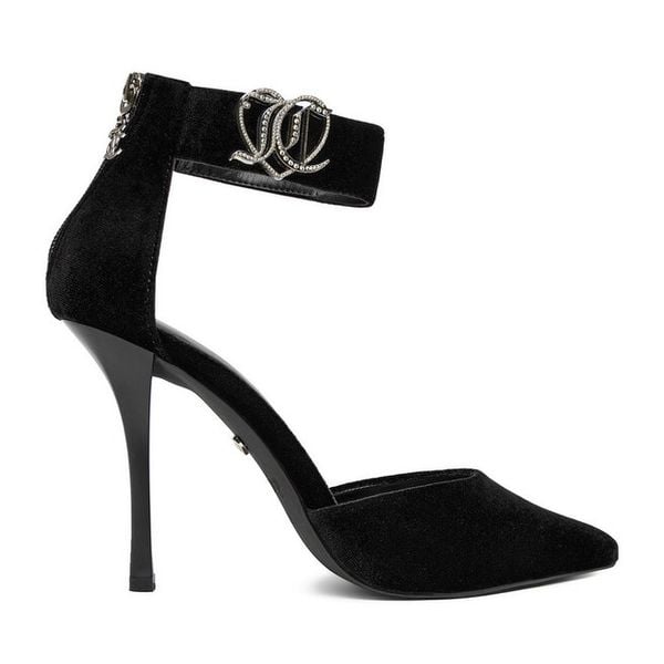 Szpilki Juicy Couture. Czarne szpilki damskie Juicy Couture, bez wzorów, bez obcasa, na szpilce, bez zapięcia. Za 149.99 zł.