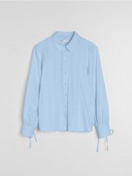 Bawełniana koszula z dekoracyjnym wiązaniem przy mankietach - błękitny. Niebieskie koszule damskie Sinsay, l, bez wzorów, z bawełny, bez kołnierzyka, bez ramiączek. Za 49.99 zł.