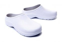 AXIM 7K3806B white, klapki, croksy damskie. Białe klapki damskie Axim, bez wzorów, bez obcasa, bez zapięcia. Za 36.99 zł.