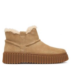 Botki Clarks. Brązowe botki damskie Clarks, bez wzorów, bez obcasa, na płaskiej podeszwie, bez zapięcia. Za 519.99 zł.