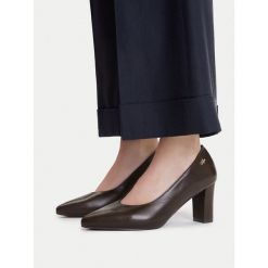 Czółenka MEXX. Brązowe czółenka damskie Mexx, bez wzorów, bez obcasa, bez zapięcia. Za 299.99 zł.