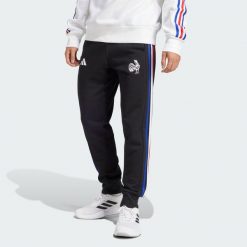 Spodnie France Essentials 3-Stripes. Czarne spodnie sportowe męskie Adidas, s, bez wzorów, z dresówki, do piłki nożnej. W wyprzedaży za 139.50 zł.