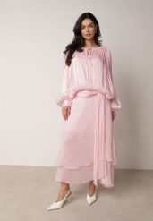 Różowa Szyfonowa Sukienka Koktajlowa o Rozkloszowanym Kroju Thagune. Czerwone sukienki damskie Born2be, na randkę, m, bez wzorów, z materiału, eleganckie, bez kołnierzyka, bez ramiączek, maxi, rozkloszowane. Za 269.99 zł.