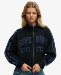 Superdry Bluza Athletic Essentials z zamkiem z aplikacją, luźny krój. Niebieskie bluzy damskie Superdry, z aplikacjami, z materiału, bez ramiączek, bez kaptura. Za 483.45 zł.