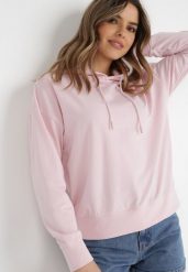 Jasnoróżowa Bluza Rhodeope. Czerwone bluzy damskie Born2be, xs, bez wzorów, z dzianiny, casualowe, bez ramiączek, z kapturem. Za 39.99 zł.