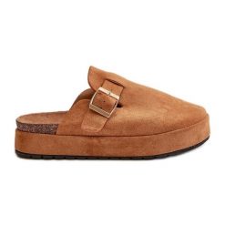 Damskie Klapki Chodaki Na Platformie Ze Złotą Klamrą Camel Terilaina brązowe. Brązowe klapki damskie bez wzorów, casualowe, bez obcasa, na platformie, bez zapięcia. Za 135.24 zł.