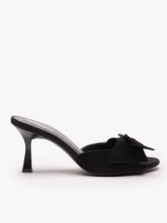 Czarne klapki z kokardą. Czarne klapki damskie Ryłko, bez wzorów, z gumy, klasyczne, z okrągłym noskiem, bez obcasa, na obcasie, bez zapięcia. Za 349.99 zł.