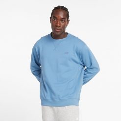 Bluza męska New Balance MT41506HEB – niebieska. Niebieskie bluzy męskie New Balance, m, z aplikacjami, z bawełny, klasyczne, bez ramiączek, bez kaptura. Za 169.99 zł.