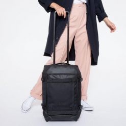 Torba podróżna Eastpak Tranverz S. Czarne torby podróżne damskie Eastpak, bez wzorów, z materiału, duże. Za 763.20 zł.