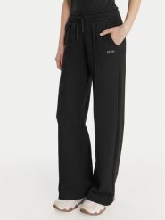 Guess Spodnie dresowe V6RB17 K9V31 Czarny Regular Fit. Czarne spodnie dresowe damskie Guess, z aplikacjami, z bawełny. Za 349.99 zł.