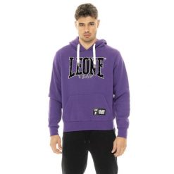 Herren-Winter-Kapuzenpullover zum Überziehen mit New Era 1947 Leone Flockdruck. Fioletowe bluzy męskie LEONE 1947 APPAREL, bez wzorów, z bawełny, sportowe, bez ramiączek, bez kaptura. W wyprzedaży za 162.09 zł.