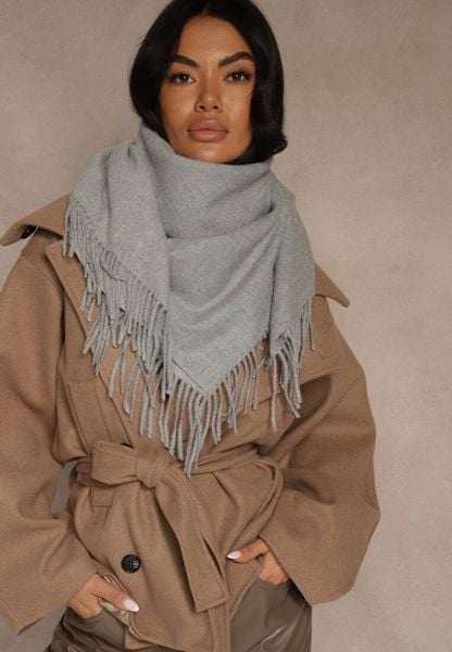 Szary Bawełniano-Wiskozowy Szalik w Kształcie Trójkąta z Frędzlami Vetisara. Szare szaliki damskie Renee, bez wzorów, z bawełny. Za 39.99 zł.