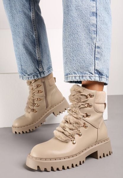 Ciemnobeżowe Trapery w Casualowym Stylu z Futerkowym Zdobieniem na Języku Taniapea. Brązowe trapery damskie Renee, z jeansu, bez zapięcia. Za 119.99 zł.