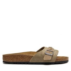 Klapki Birkenstock. Brązowe klapki damskie Birkenstock, bez wzorów, bez obcasa, bez zapięcia. Za 599.99 zł.