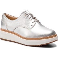 Oxfordy CLARKS - Teadale Rhea 261421614 Silver Metallic. Szare półbuty damskie Clarks, bez wzorów, ze skóry, bez obcasa, na płaskiej podeszwie, bez zapięcia. W wyprzedaży za 219.00 zł.